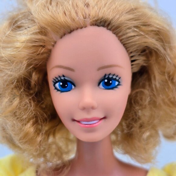 Vintage Magic Curl Barbie Doll 1981 3856 Original Yellow Dress Mattel Read - Picture 2 of 16